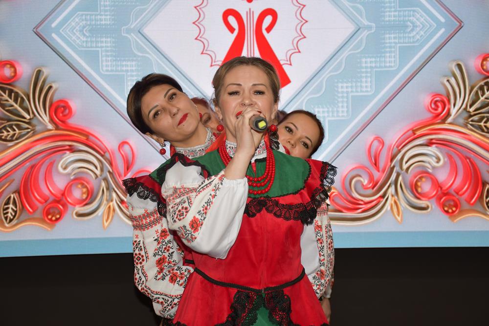 Первыми в Универсальном зале выступил ансамбль «Тарантасик»